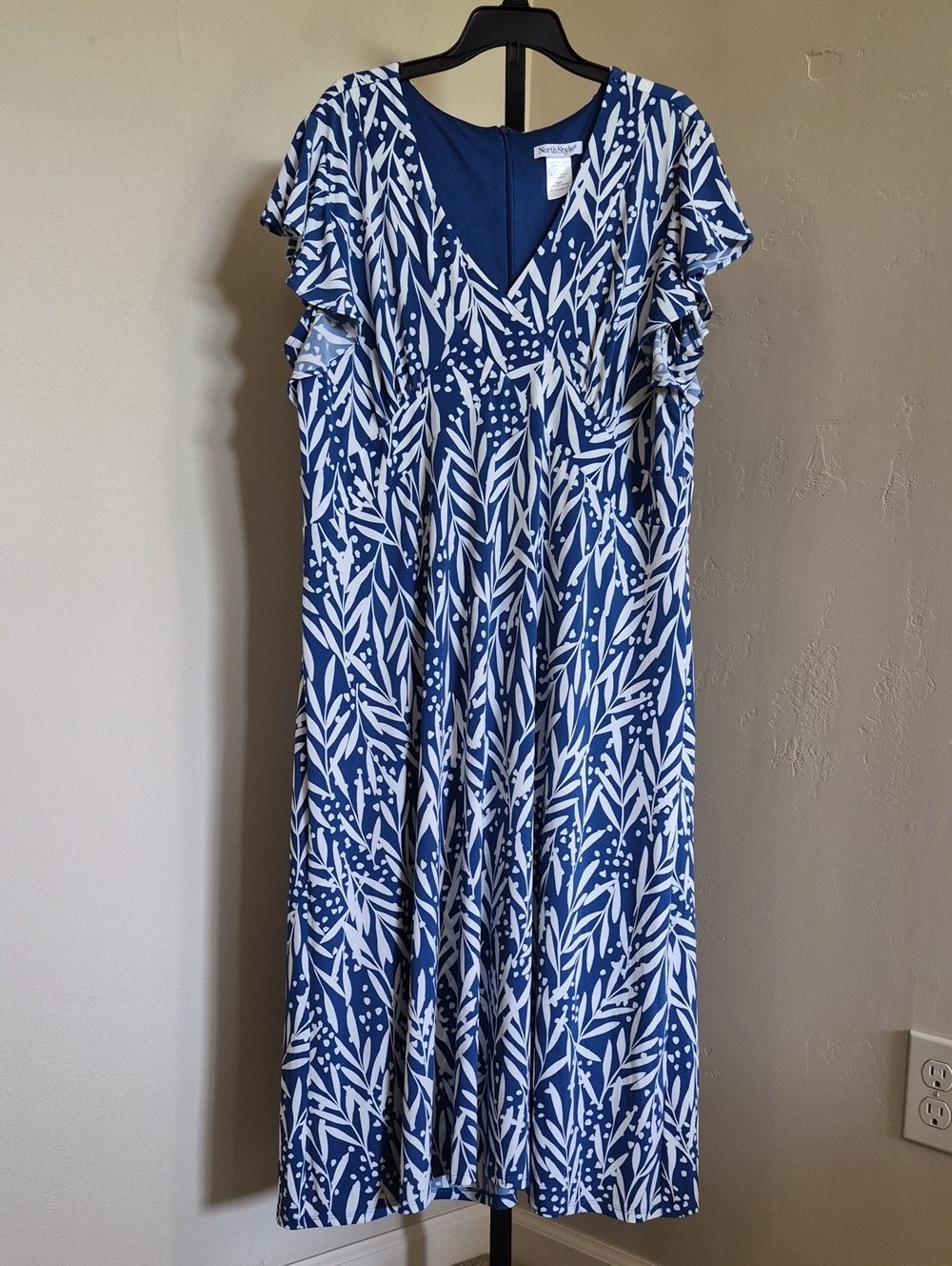NorthStyle Blue and White V‑Neck Botanical Midi / Tea Length Dress Size 18
